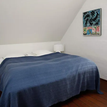 Iv Apartment *