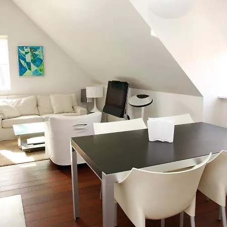 Iv Apartment *